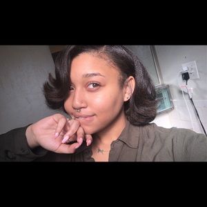 Meet your Posher, Adrienne